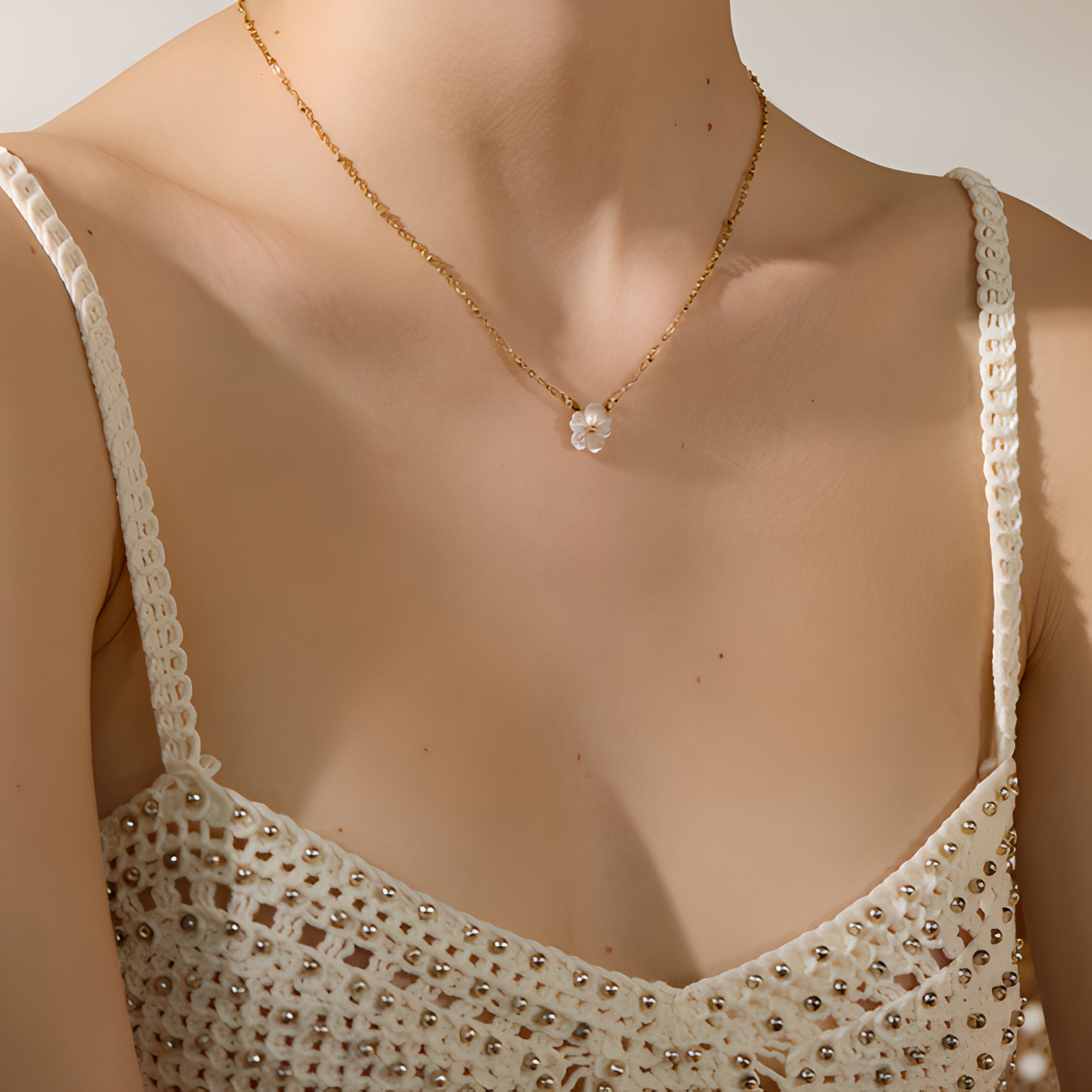 Daniela – Florale Kette aus Weißer Muschel