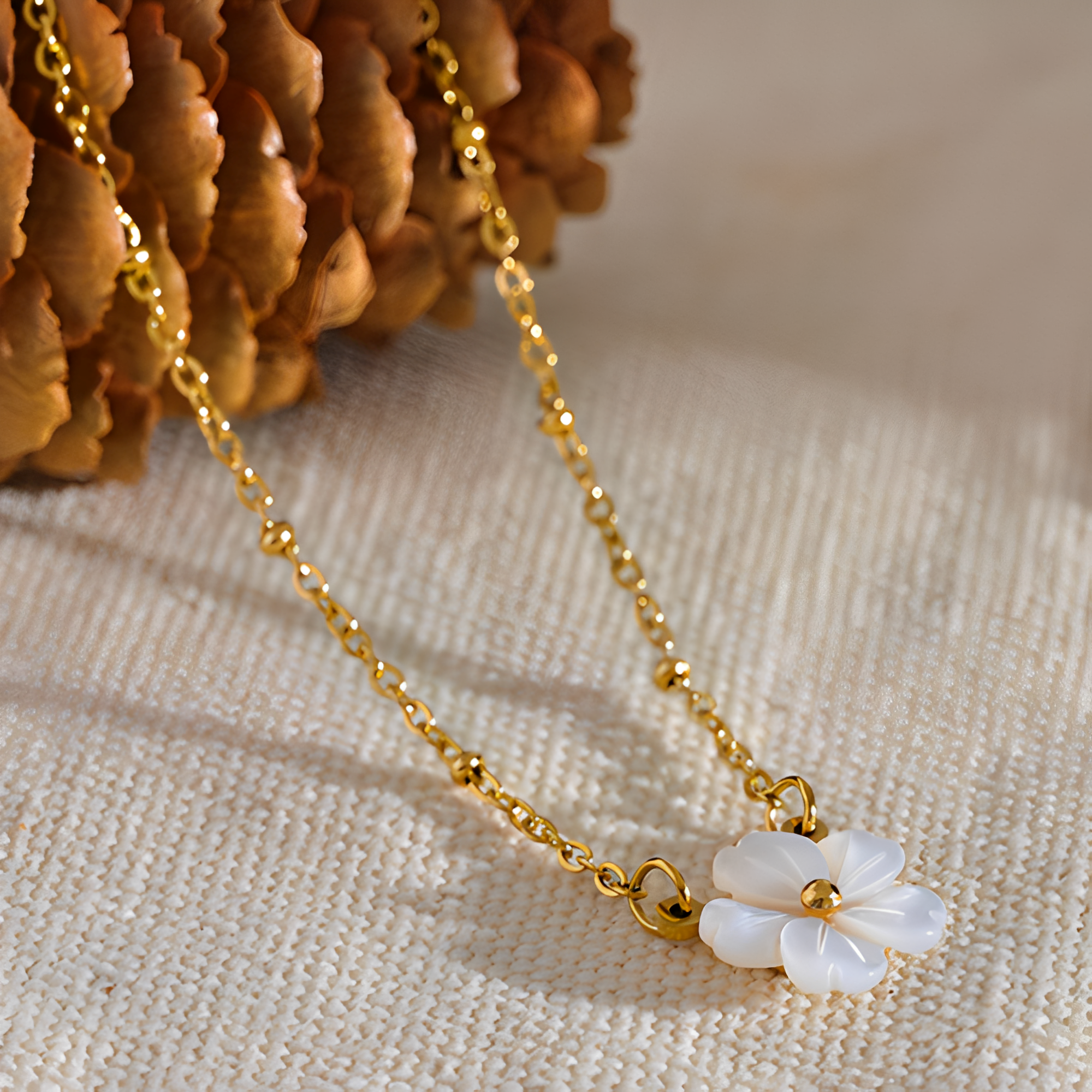 Daniela – Florale Kette aus Weißer Muschel