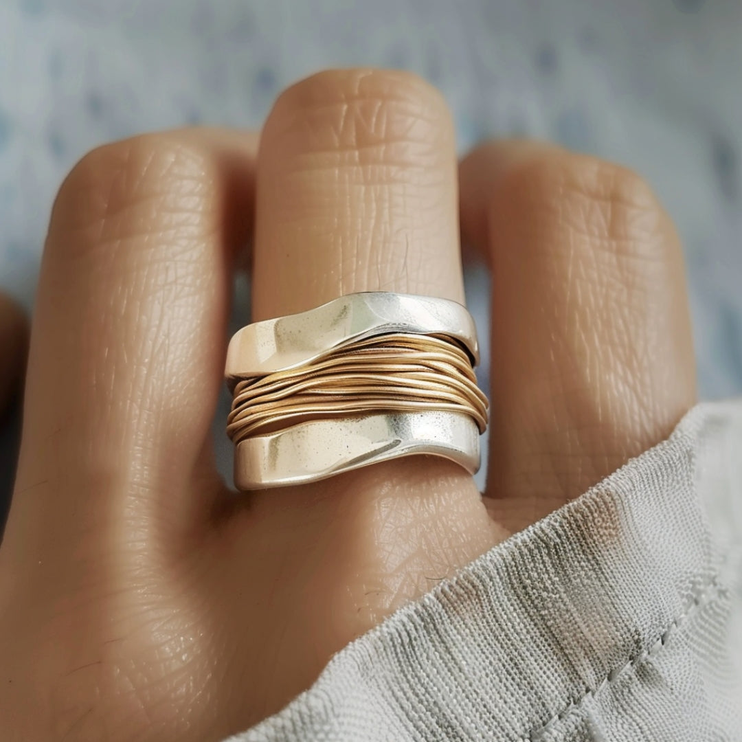 Thalia – Silberring mit verschlungenen Goldfäden