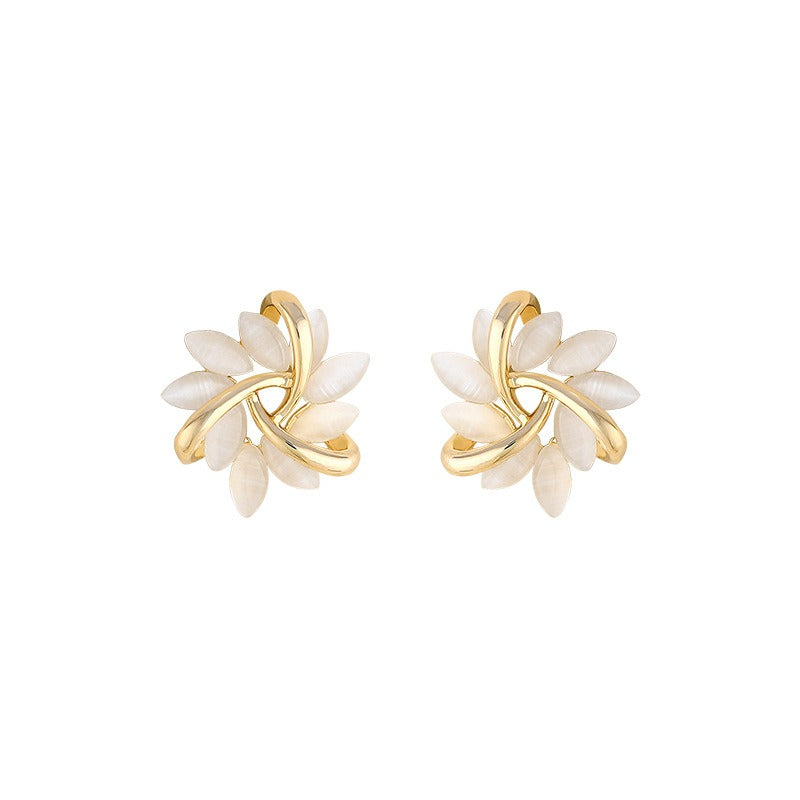 Lyra – Opal Blütenkreis Stecker-Ohrringe in Gold