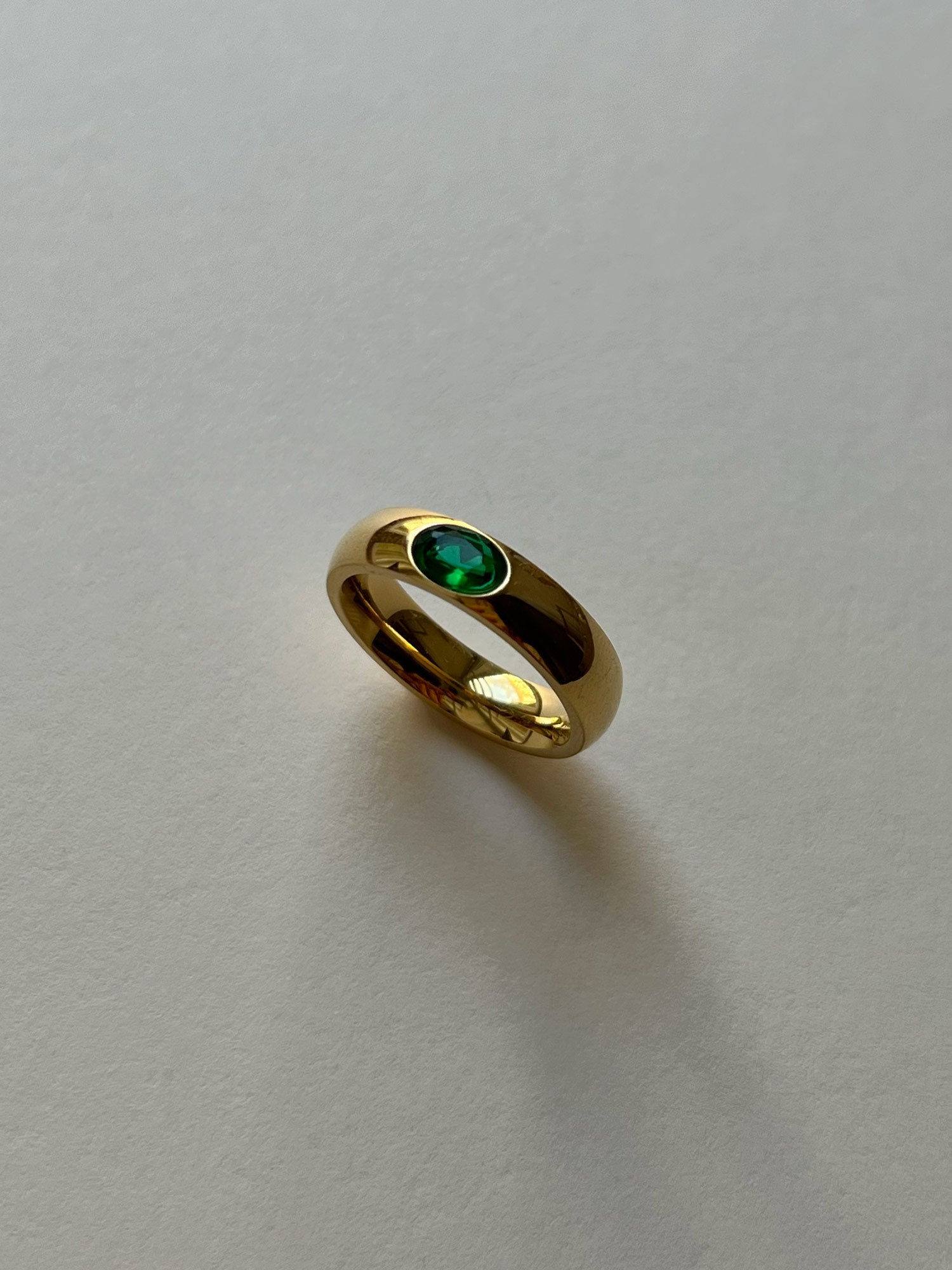 Goldring mit Smaragd-besetztem Edelstein
