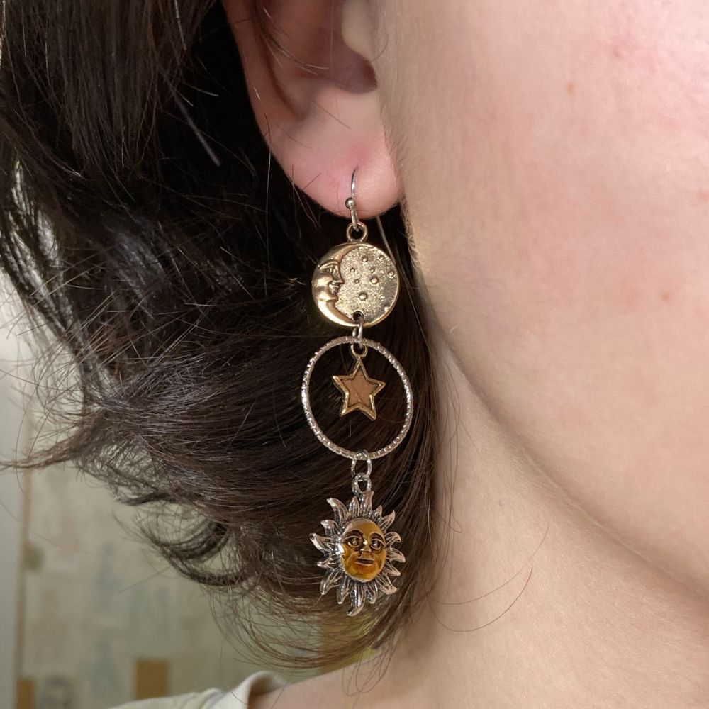 Damen Sonne und Mond Ohrringe im Mismatch Design (Paar)