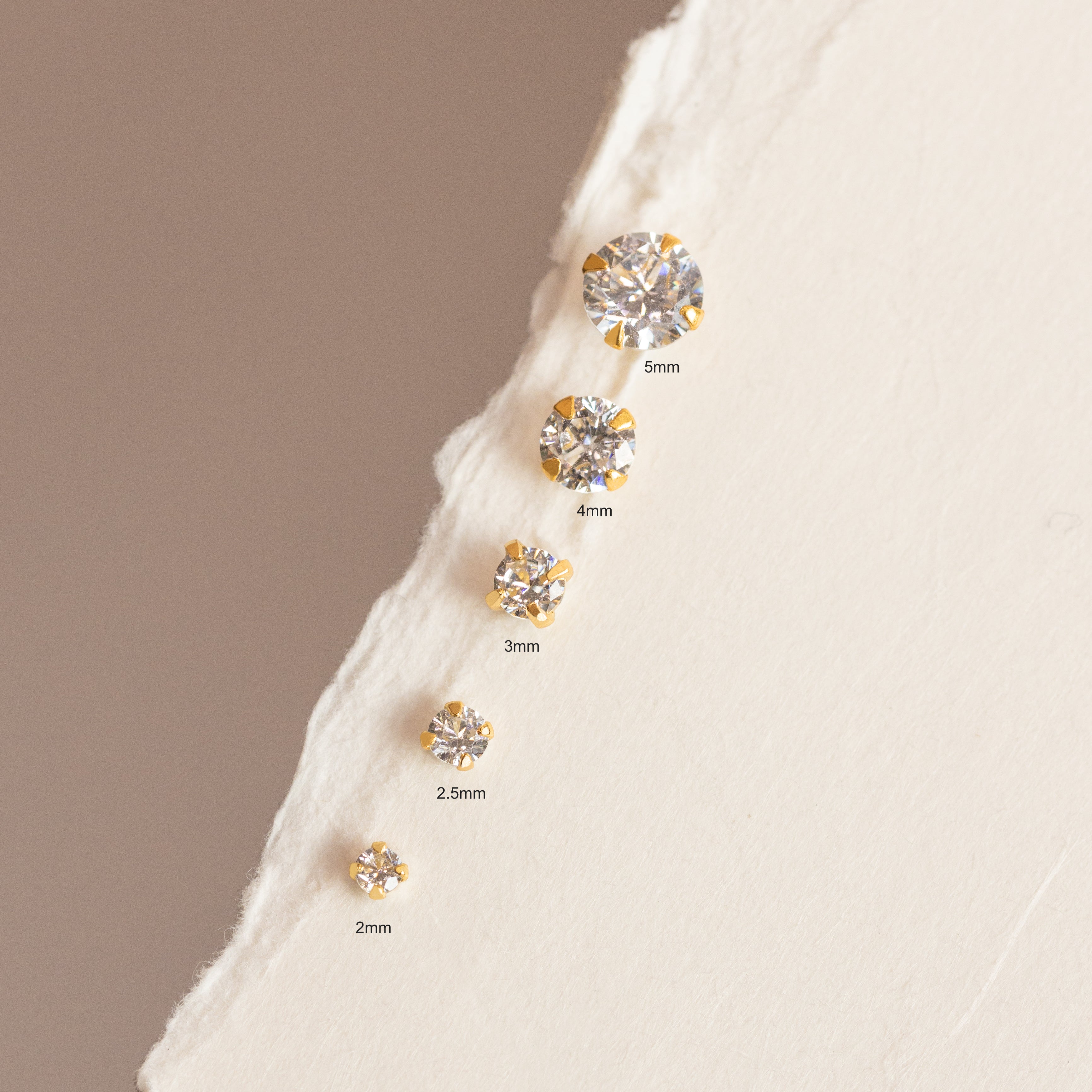 Sloane - Glitzernde Mini Ohrstecker 2mm