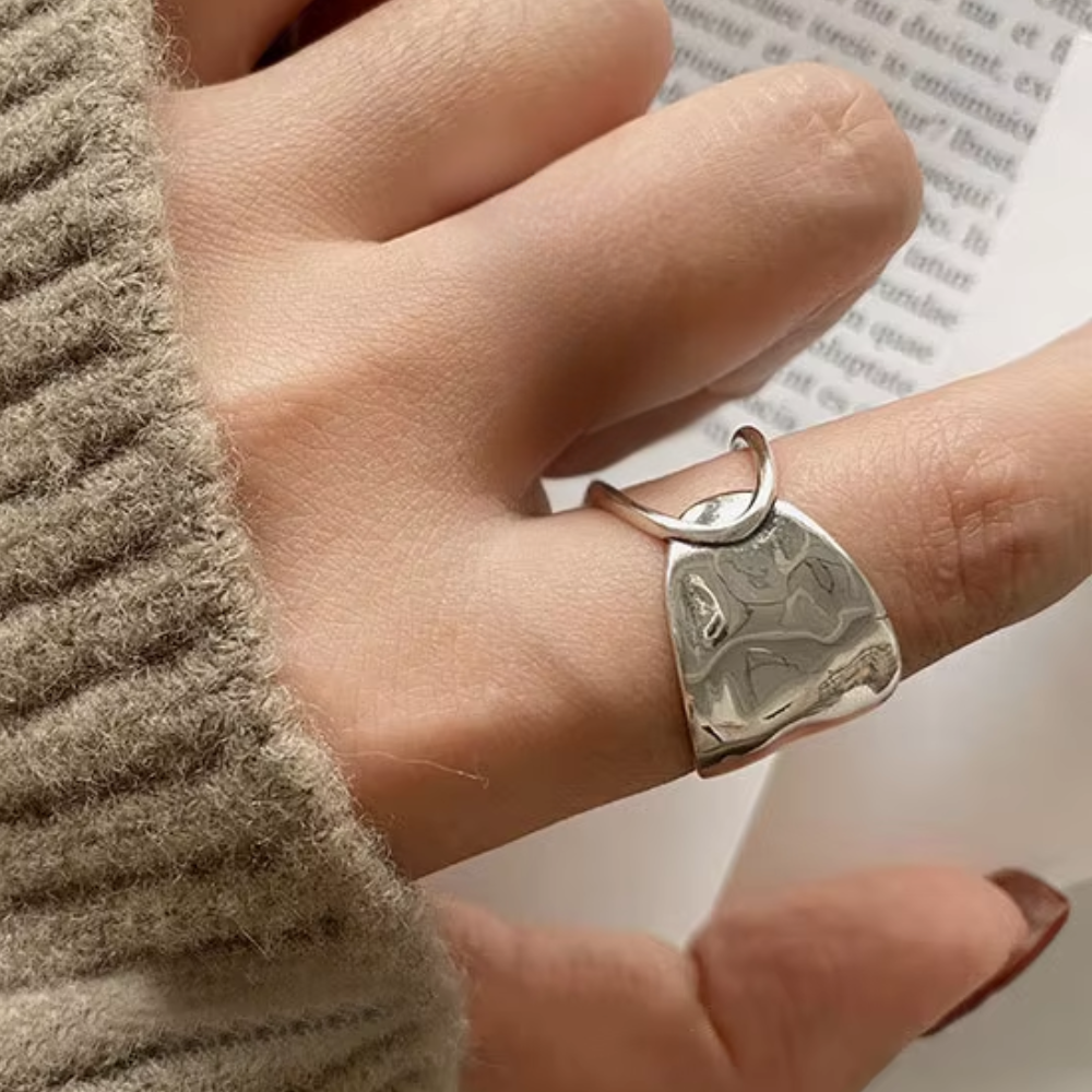 Damen Verstellbarer Chunky Ring mit Gehämmerter Struktur