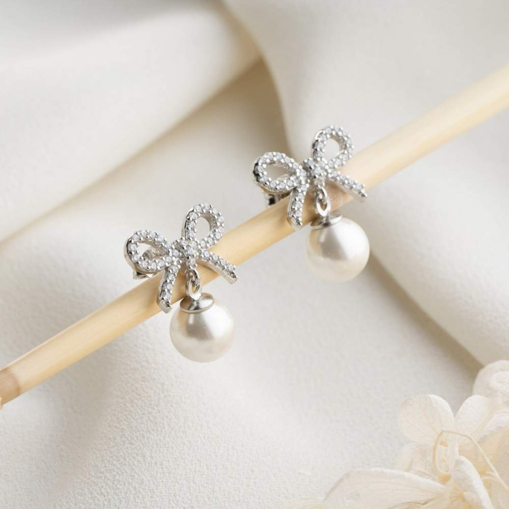 Goldene Schleifen-Perlenohrringe - Bow Pearl Dangle Ohrring
