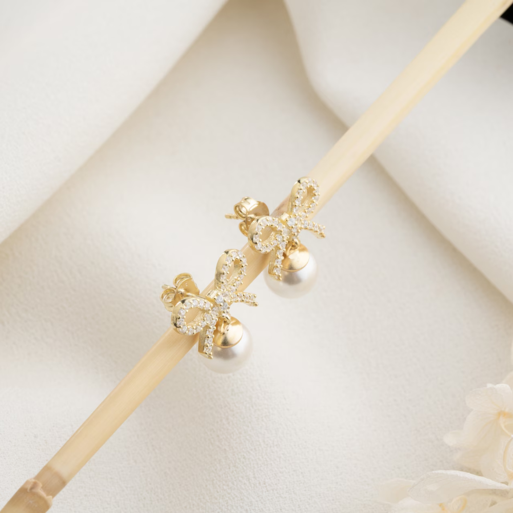 Goldene Schleifen-Perlenohrringe - Bow Pearl Dangle Ohrring