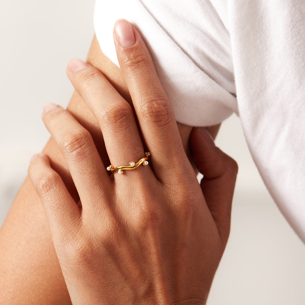 Wilma – Bague in Gold mit Perle und Wellen-Design