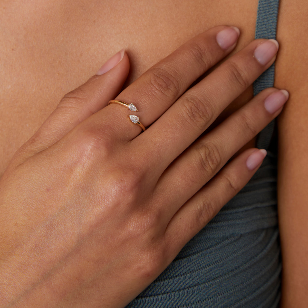 Nori – Offener Ring aus Gold mit Birnenkristall