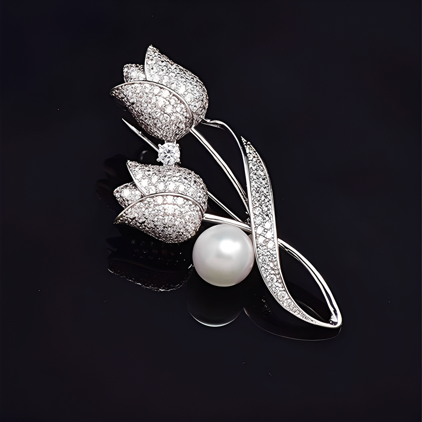Jackie – Goldene Tulpenbrosche mit Zirkon & Perle, Gold