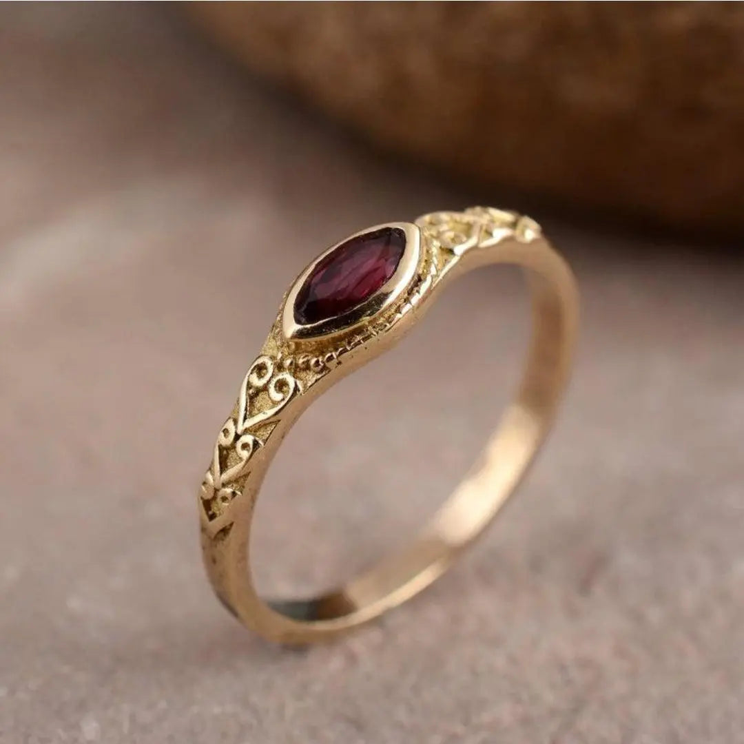 Aurora – Zeitloser Goldring mit roten Kristall-Details