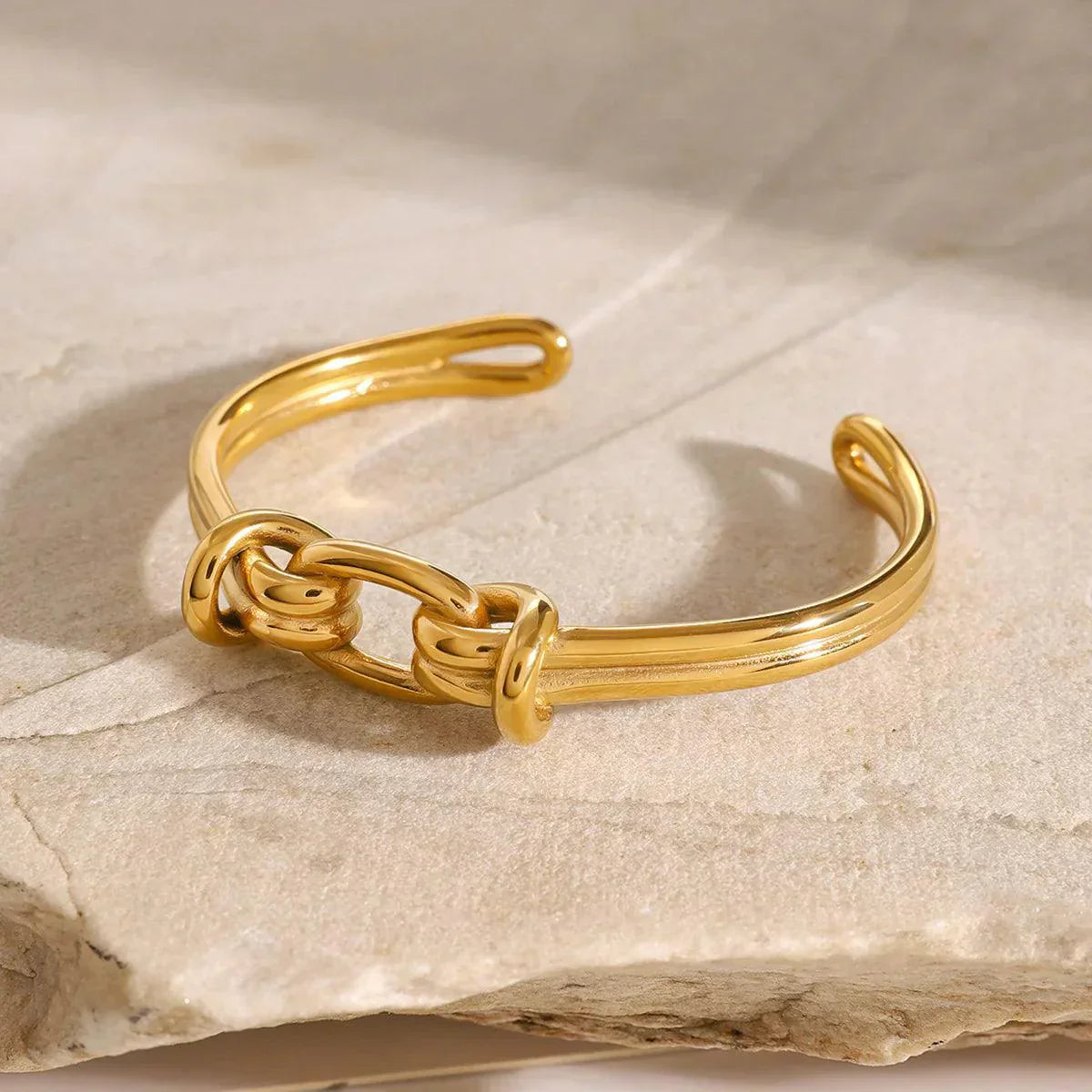 Lucy – Goldener Armreif mit Eleganter Schleife