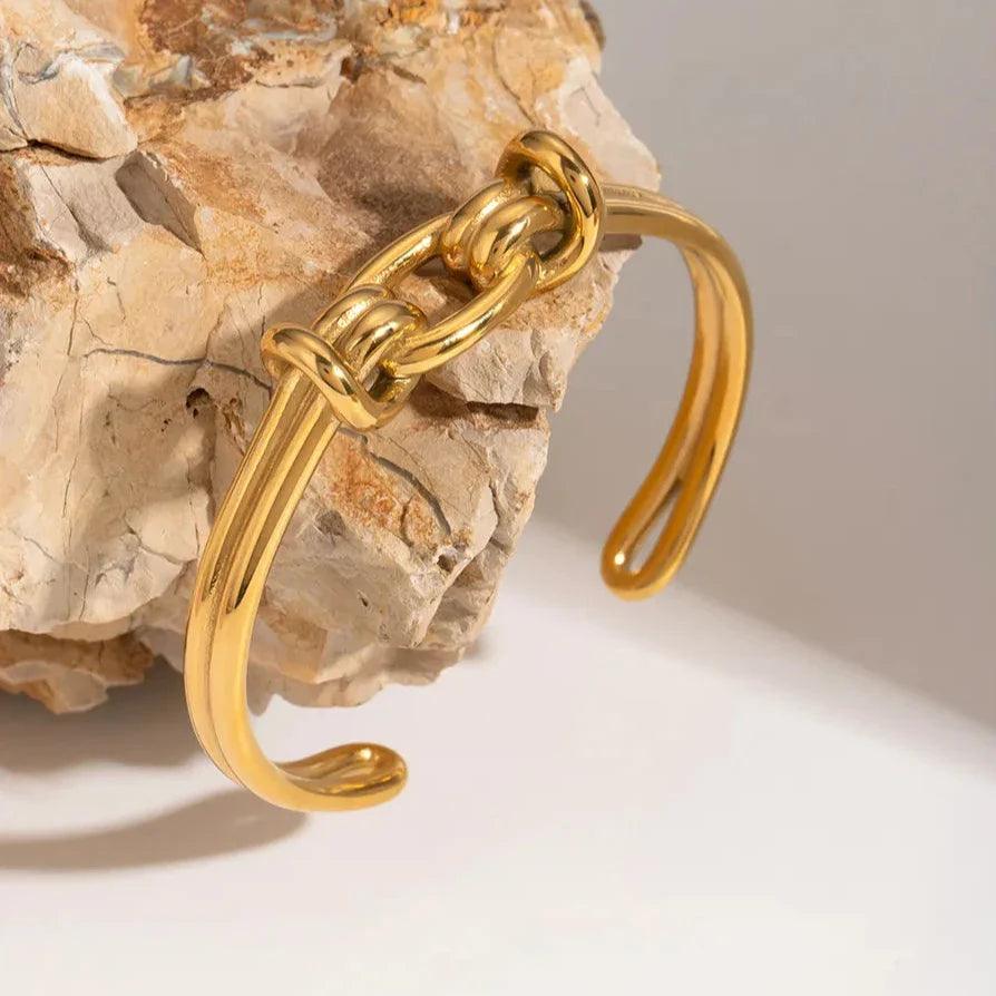 Lucy – Goldener Armreif mit Eleganter Schleife