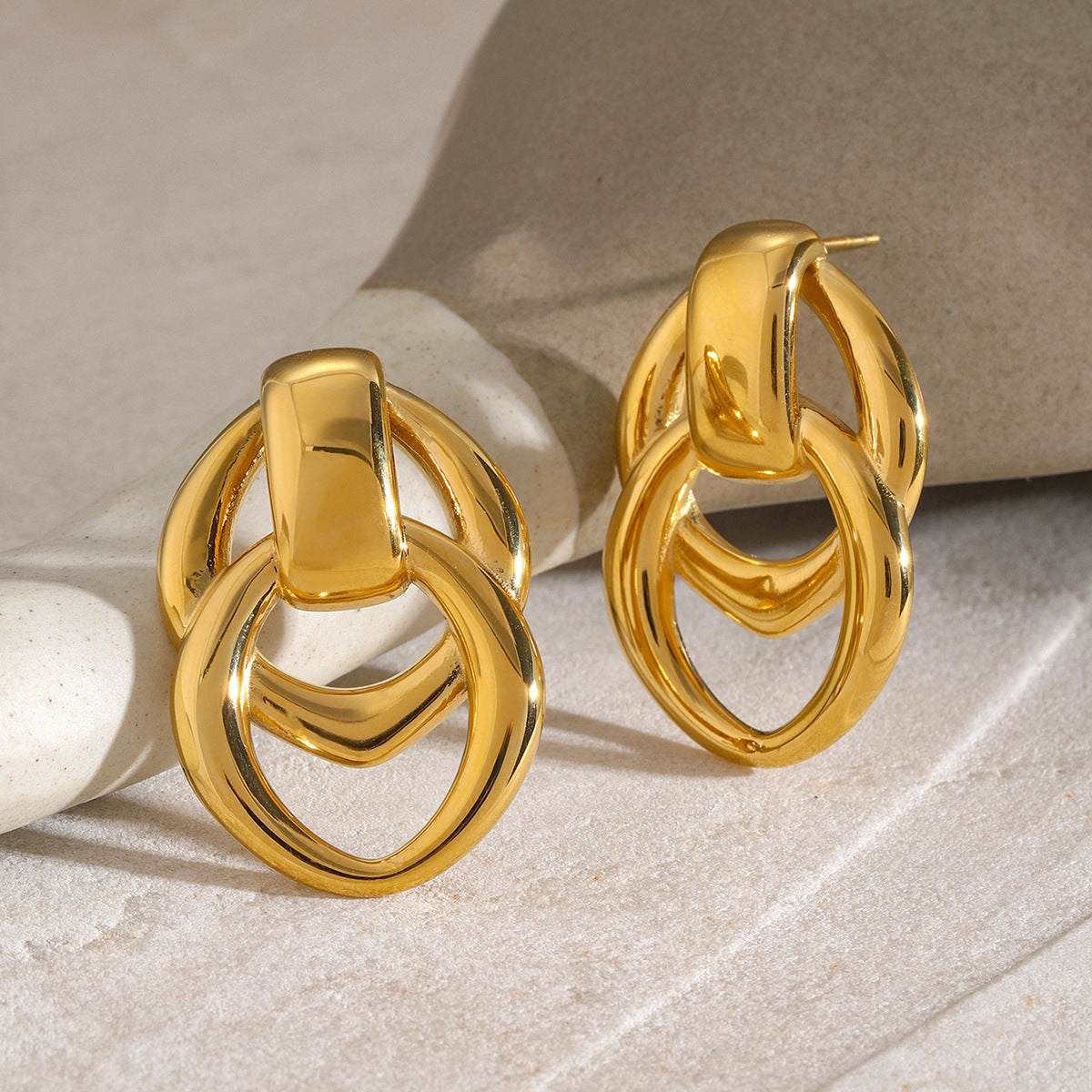 Vera – Geometrische Goldene Ohrringe
