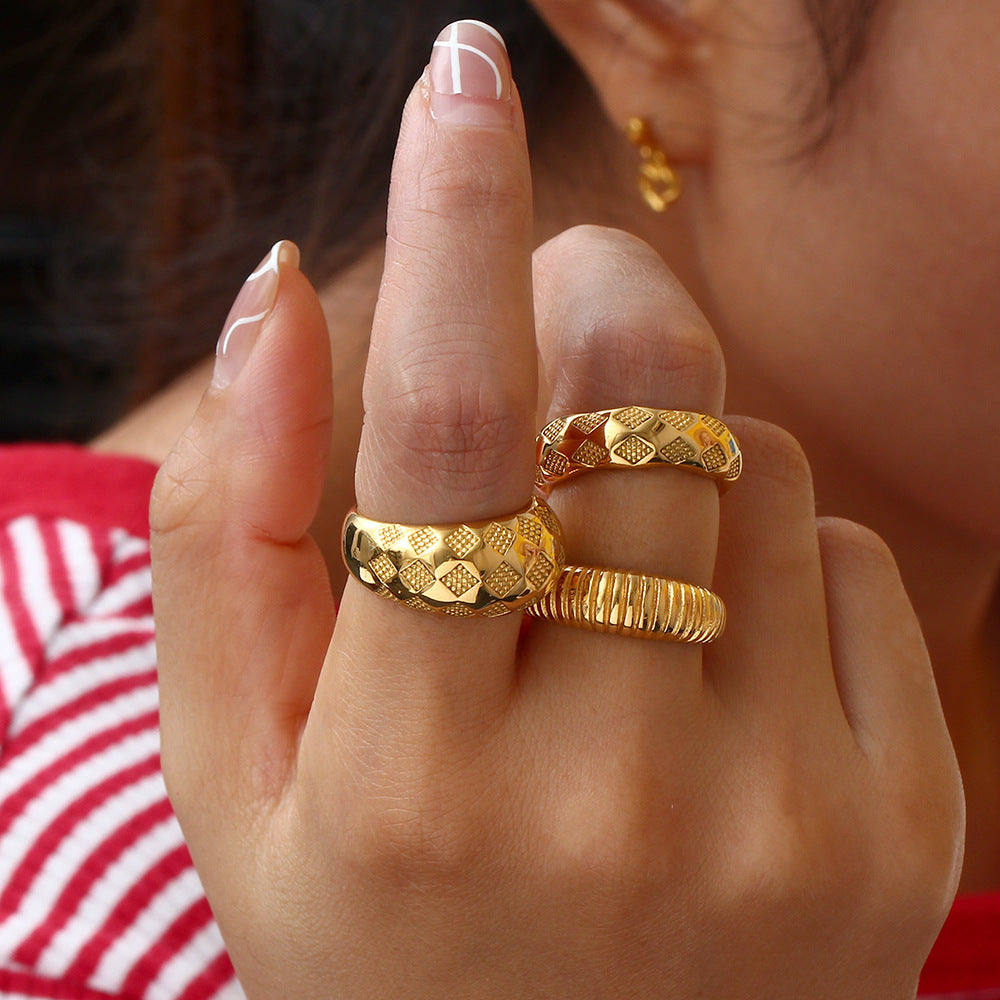 Alba – Retro-Goldring mit Gittermuster