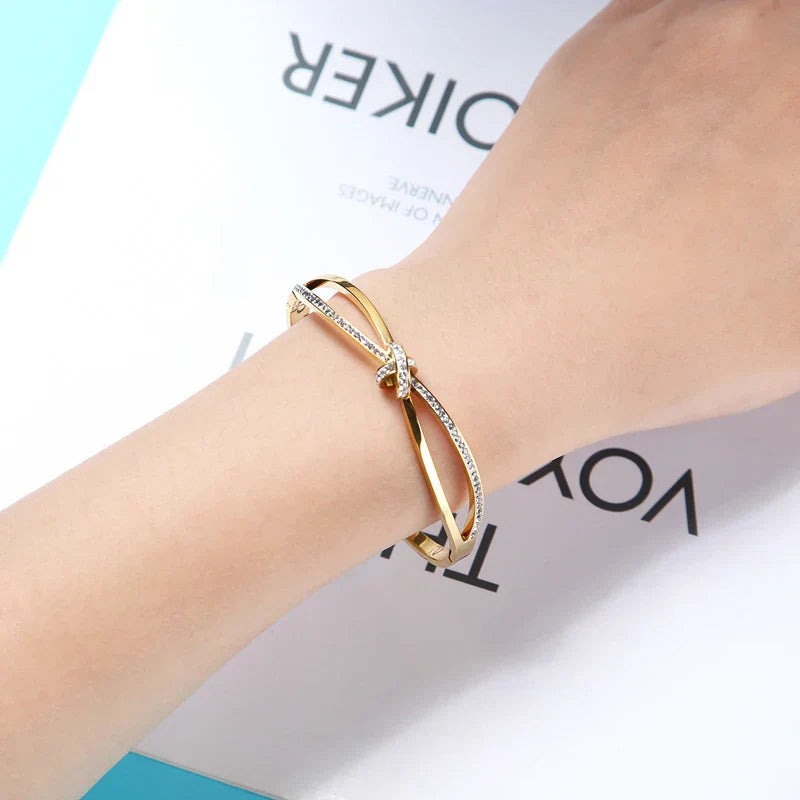 Dalia – Armreif Eleganter Knoten