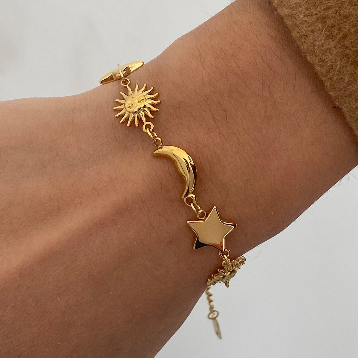 Celina – Armband Anhänger Stern, Mond und Sonne Gold