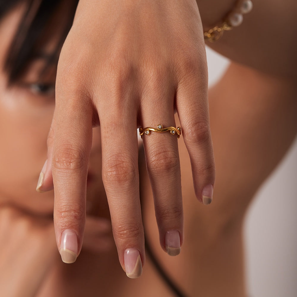 Willow – Ring Blatt Gold mit Zirkonia Verstellbar