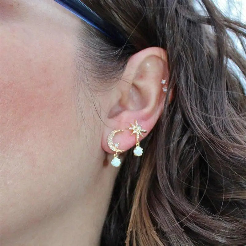 Carol – Goldene und Opal Mond- und Sterne Ohrringe