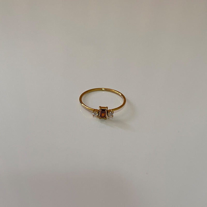 Lisa – Zarter Vergoldeter Ring mit Drei Roten Steinen