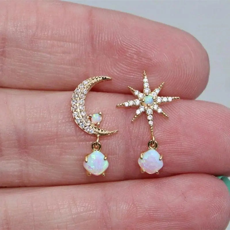 Carol – Goldene und Opal Mond- und Sterne Ohrringe