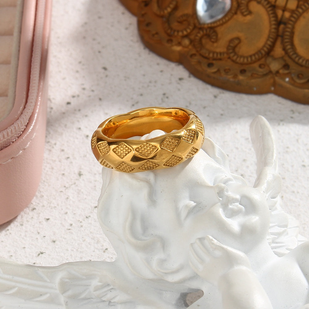 Alba – Retro-Goldring mit Gittermuster