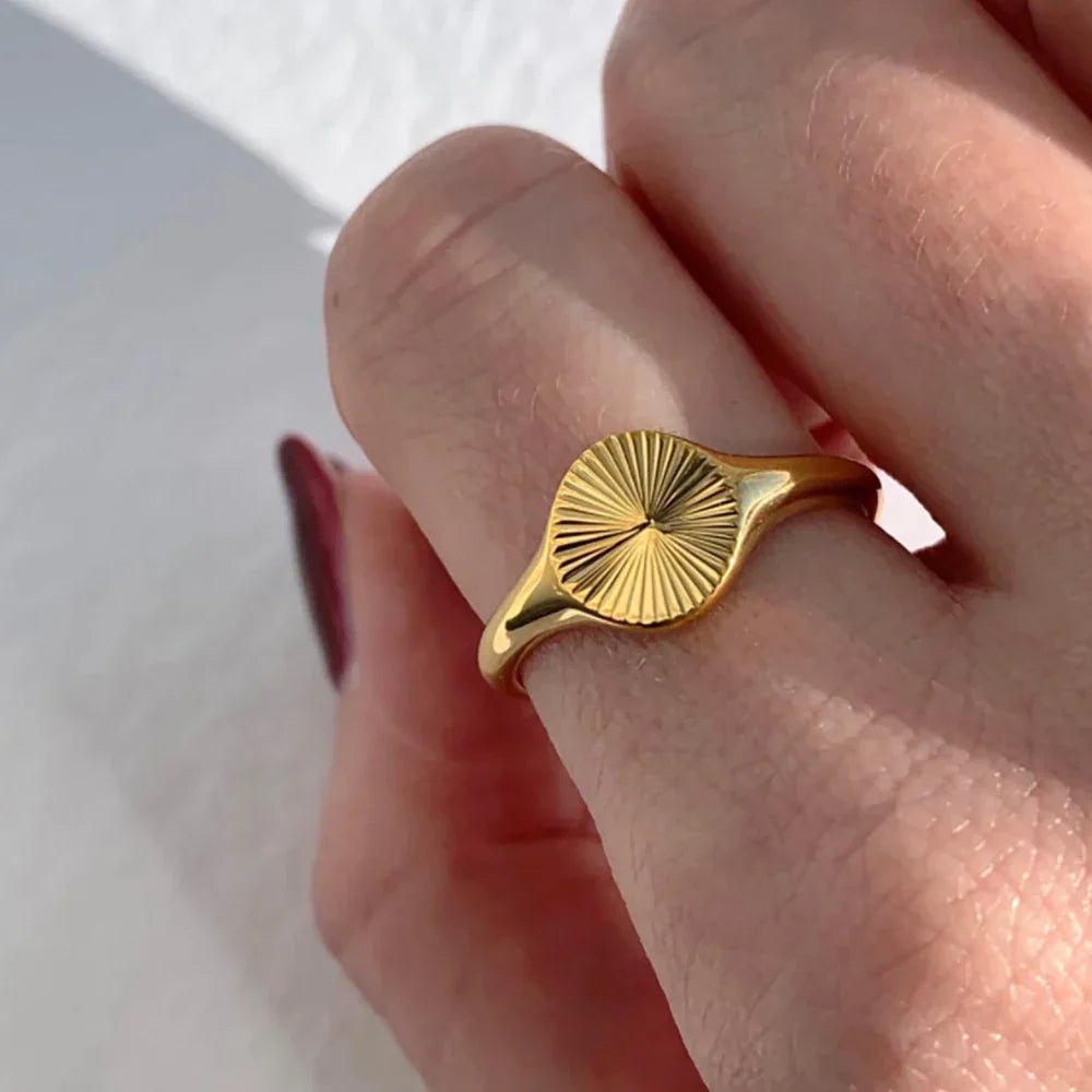 Yesha – Wellig Runde Ring aus Edelstahl