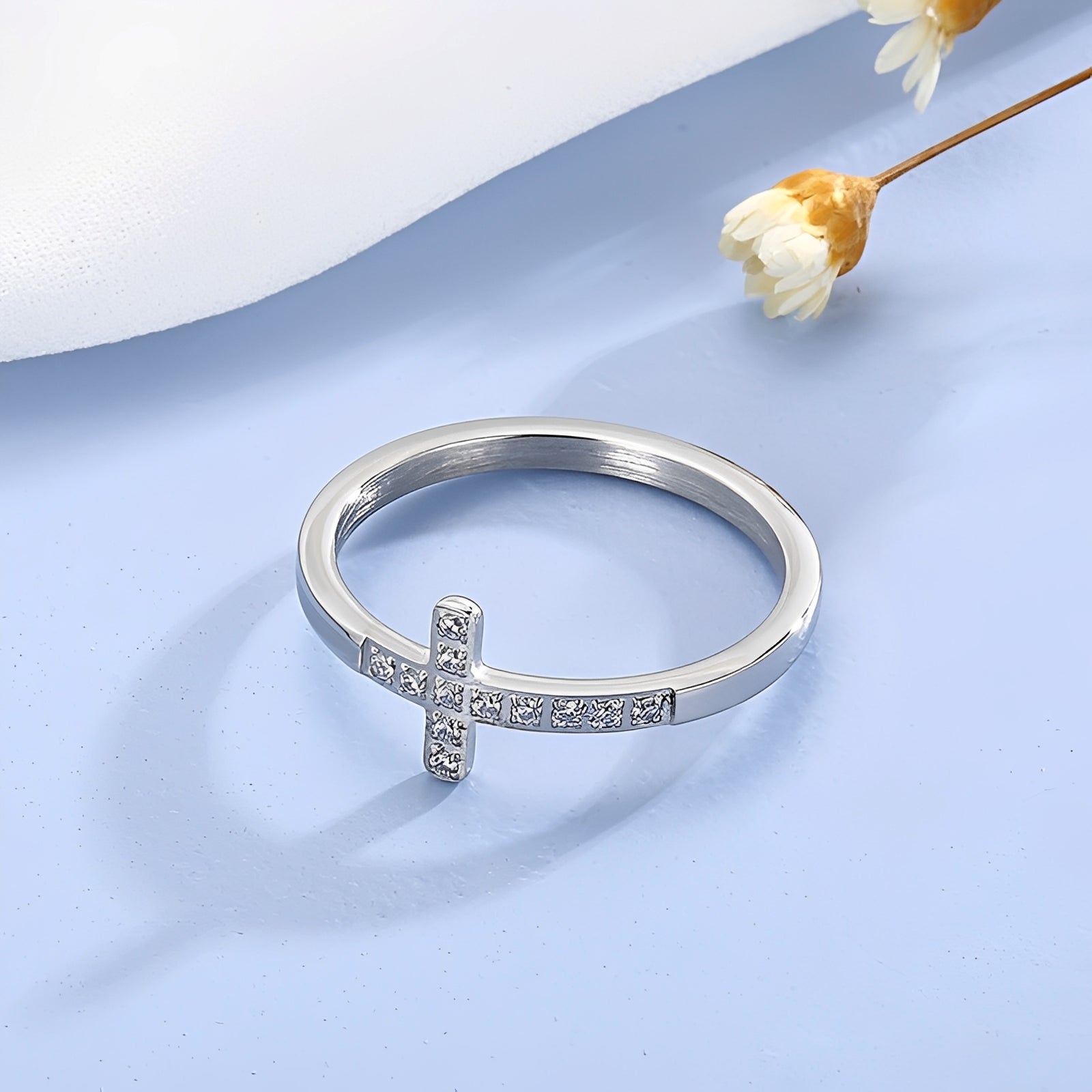 Juliette – Ring Goldenes Kreuz mit Leuchtenden Steinen