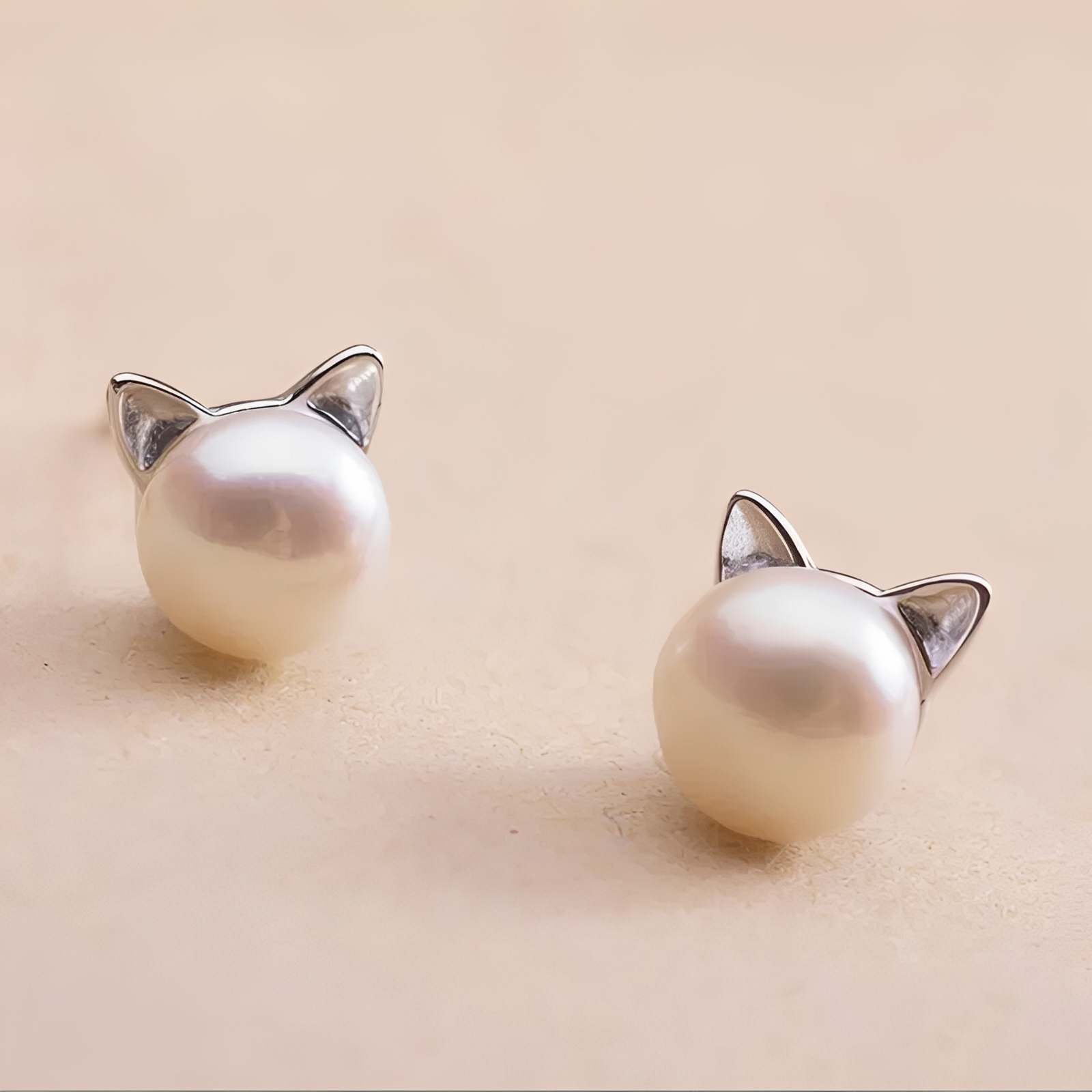Nikka – Ohrringe mit hohlen Kätzchen aus Silber