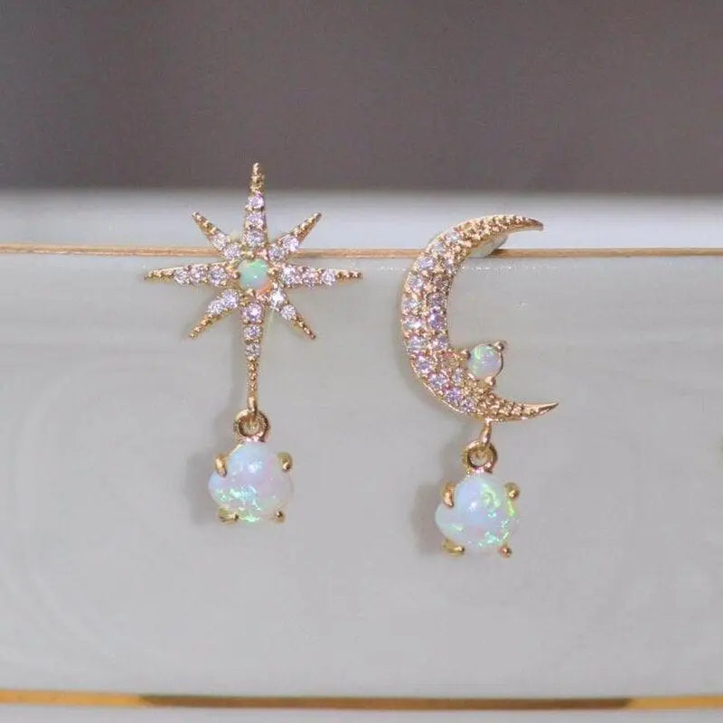 Carol – Goldene und Opal Mond- und Sterne Ohrringe