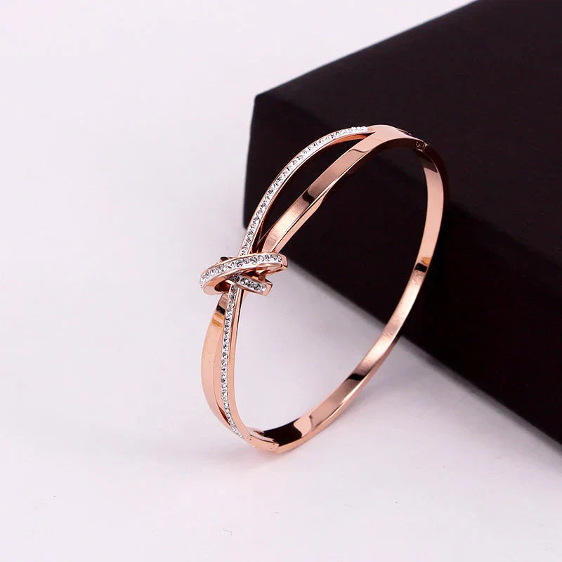 Dalia – Armreif Eleganter Knoten