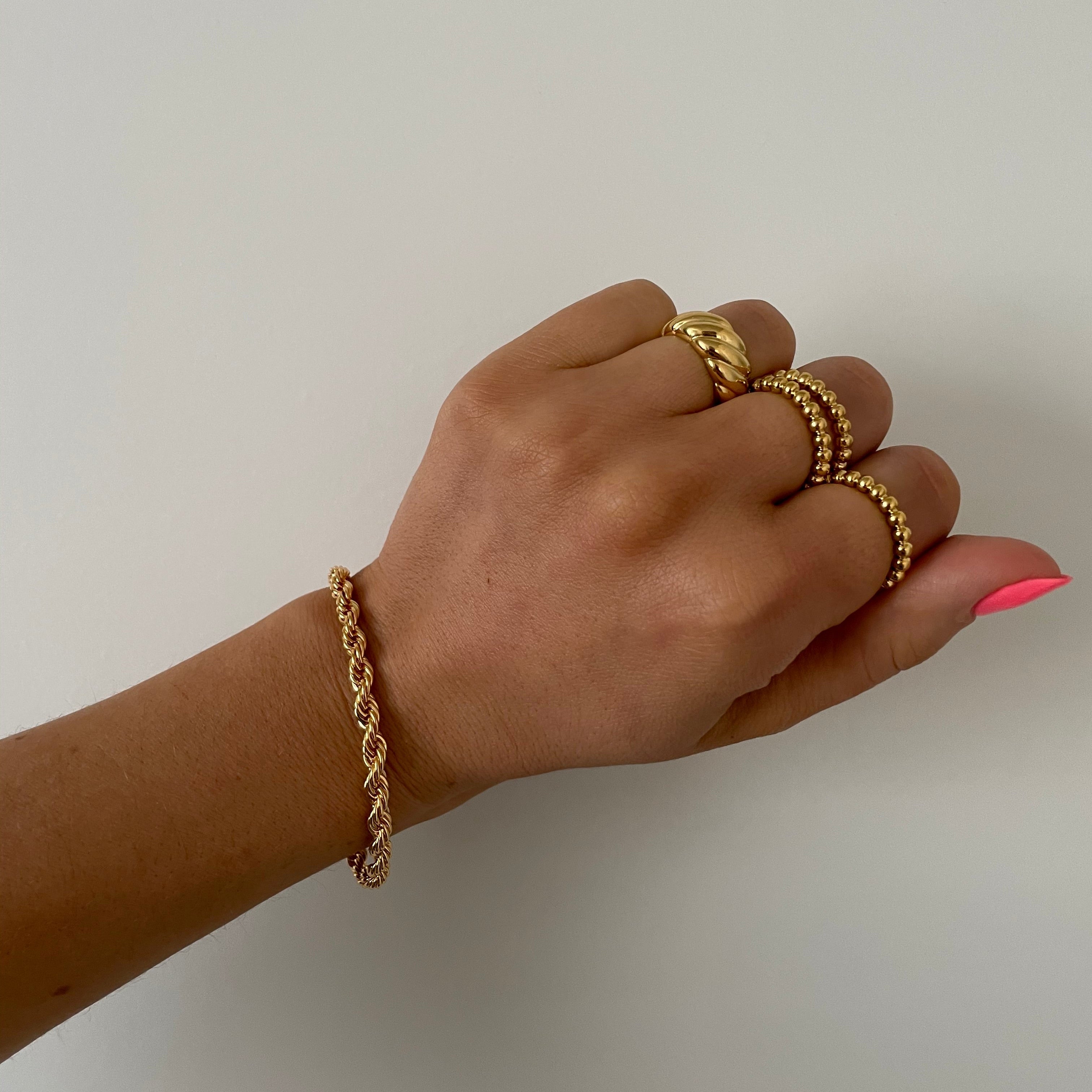 Mila – Gedrehtes Armband aus Edelstahl
