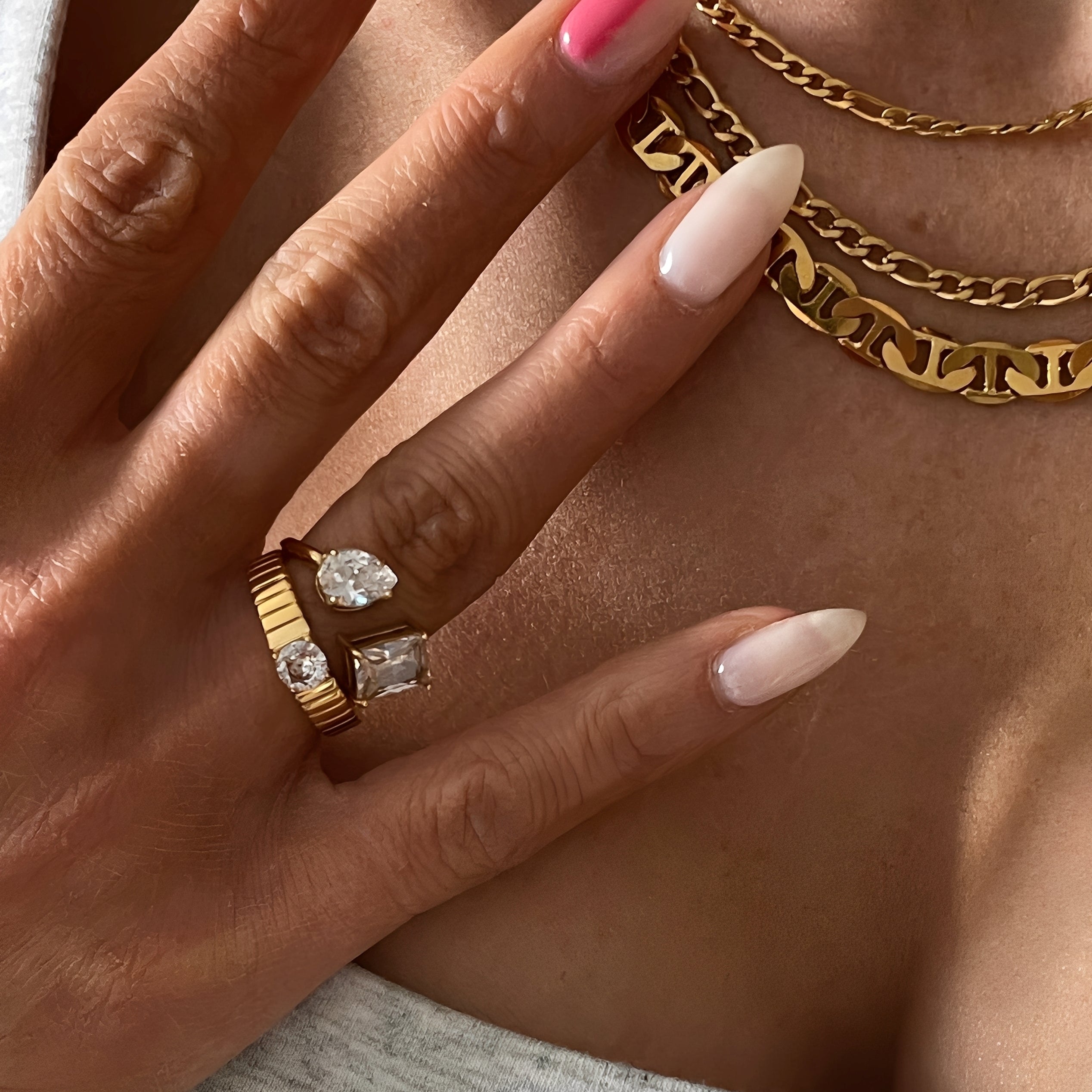 Ines – Offener goldener Edelstahlring mit Zirkon