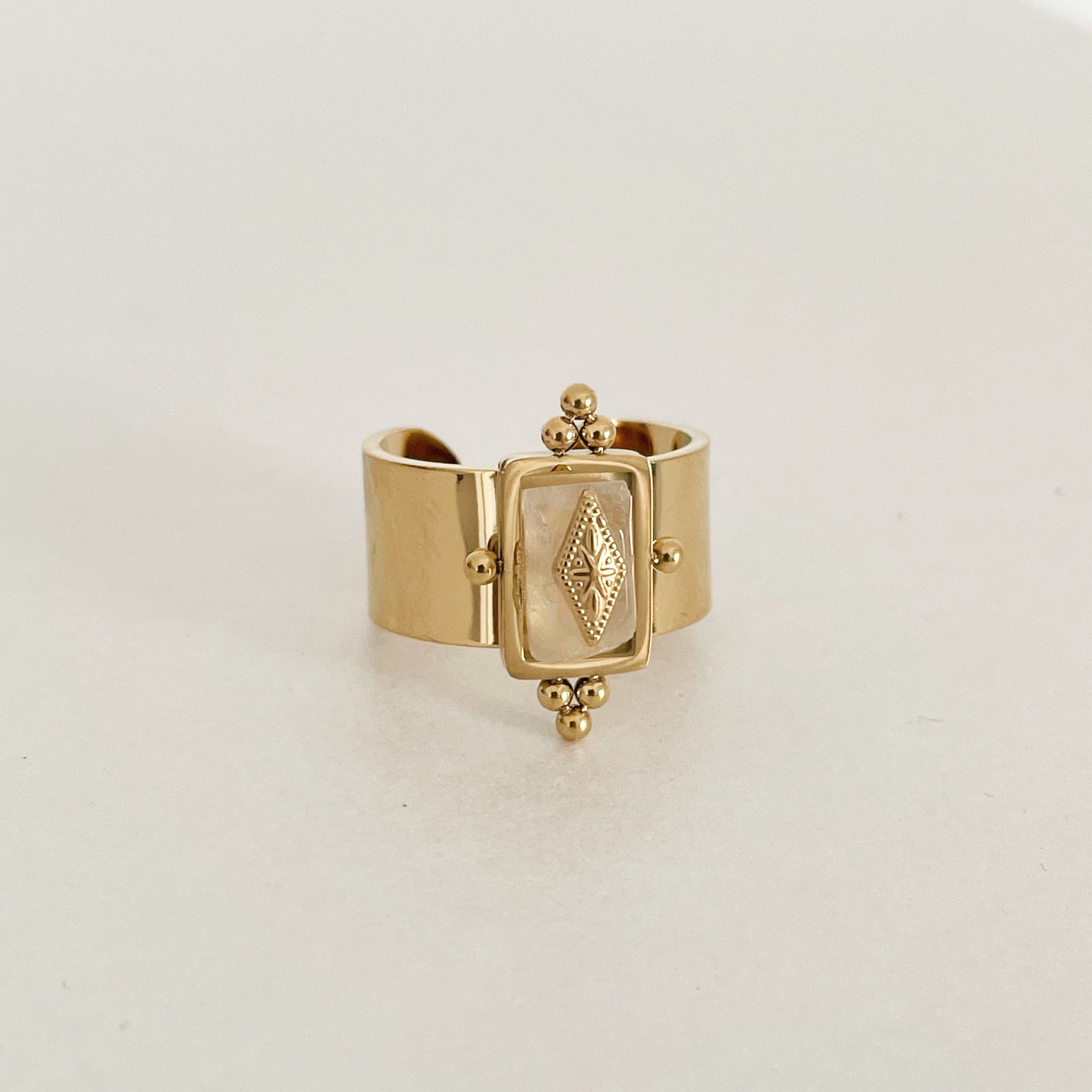 Danni – Schicker Ring aus vergoldetem Gold mit einzigartigem Kristall