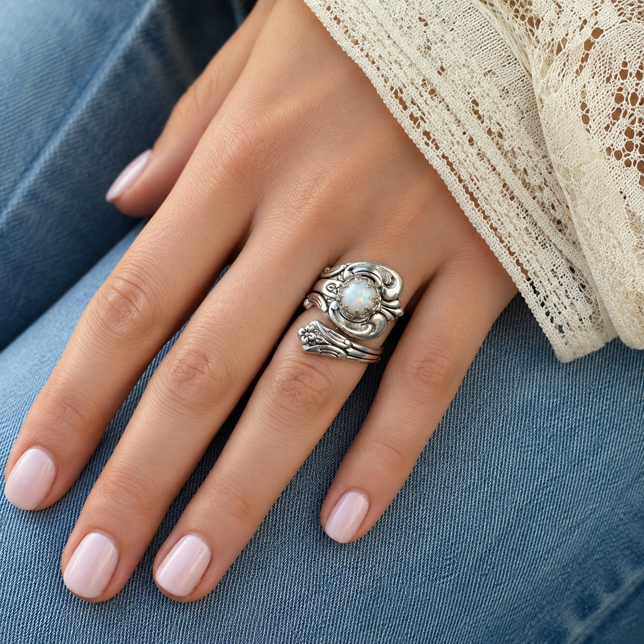 Maelle – Verstellbarer Löffelring mit weißem Opal