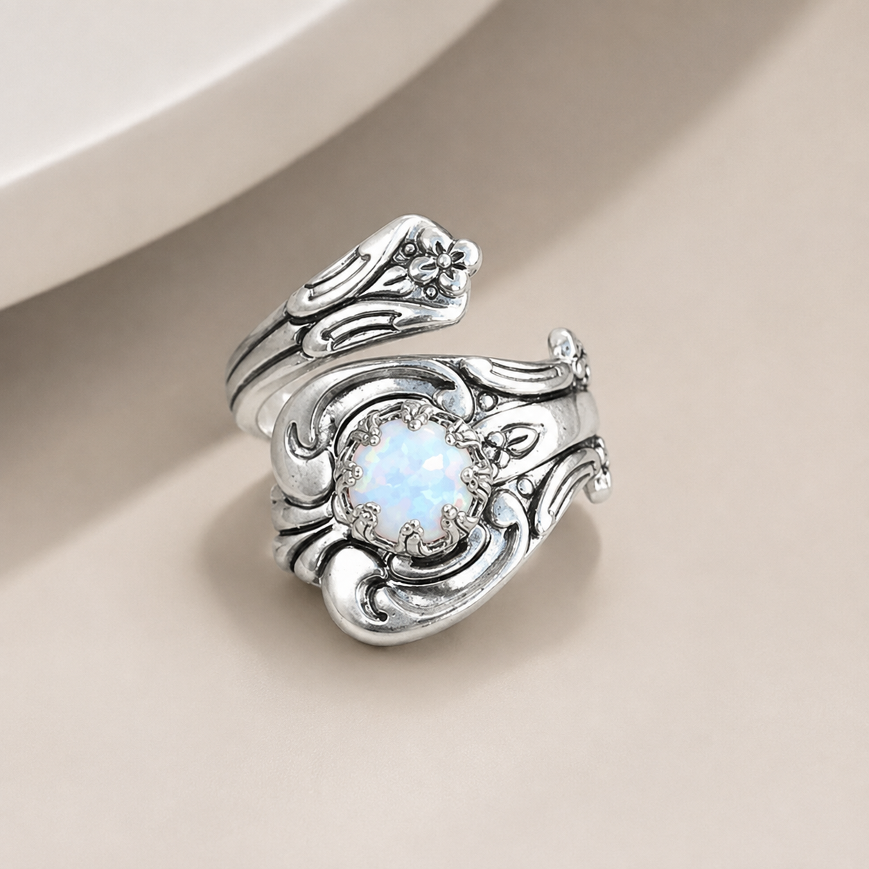Maelle – Verstellbarer Löffelring mit weißem Opal