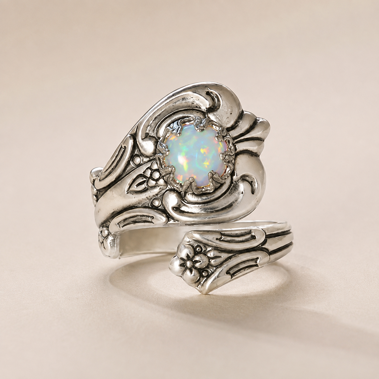 Maelle – Verstellbarer Löffelring mit weißem Opal