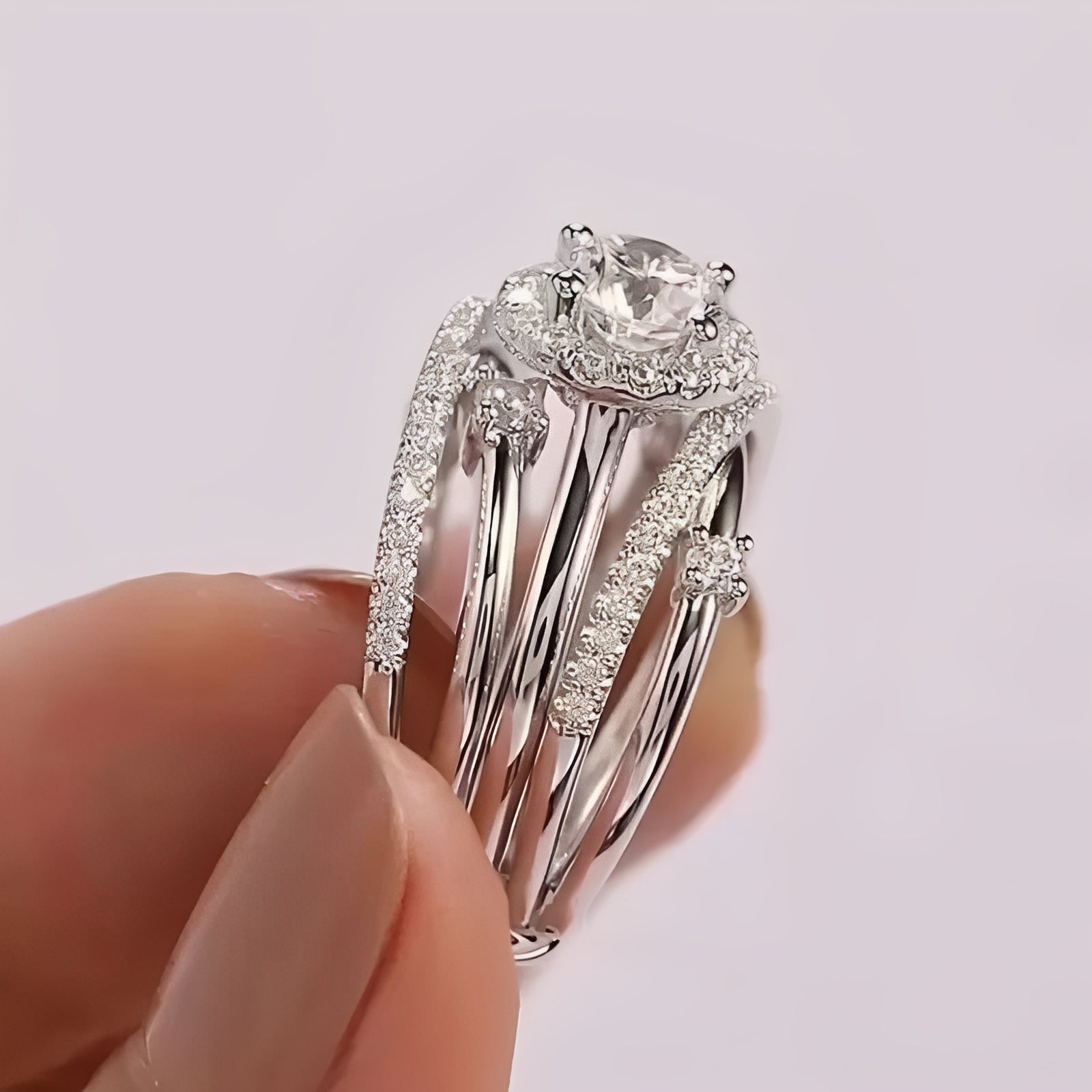 Ivanna – Ring mit Funkelnden Zirkonen Verschlungen