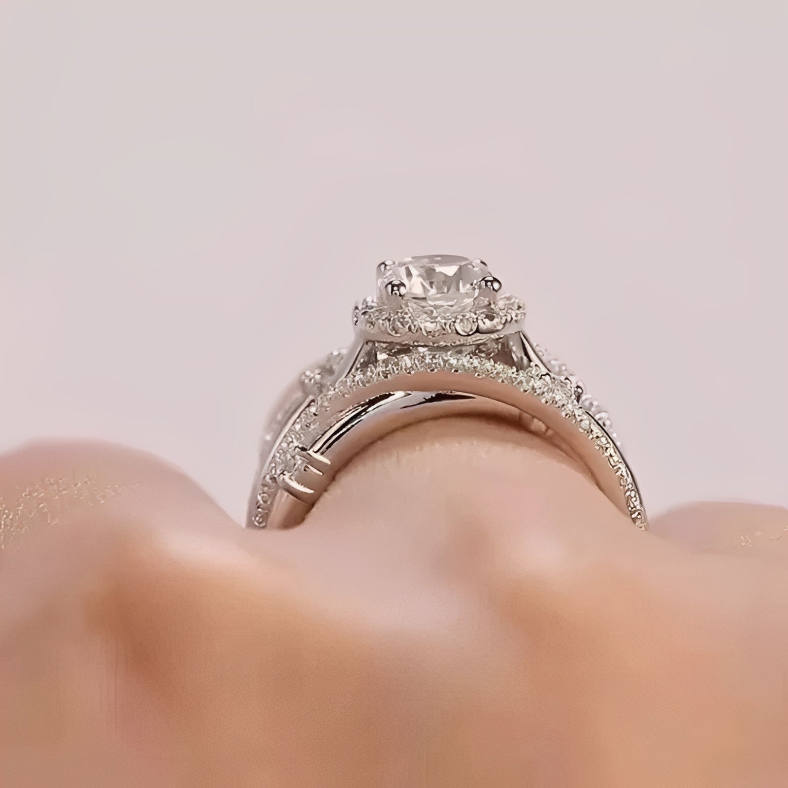 Ivanna – Ring mit Funkelnden Zirkonen Verschlungen