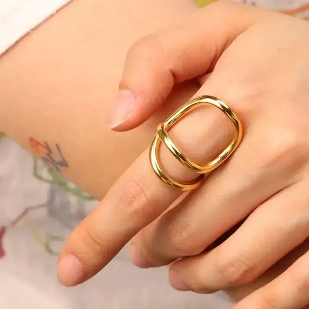 Hanaka – Goldener Ring mit abstrakten Linien