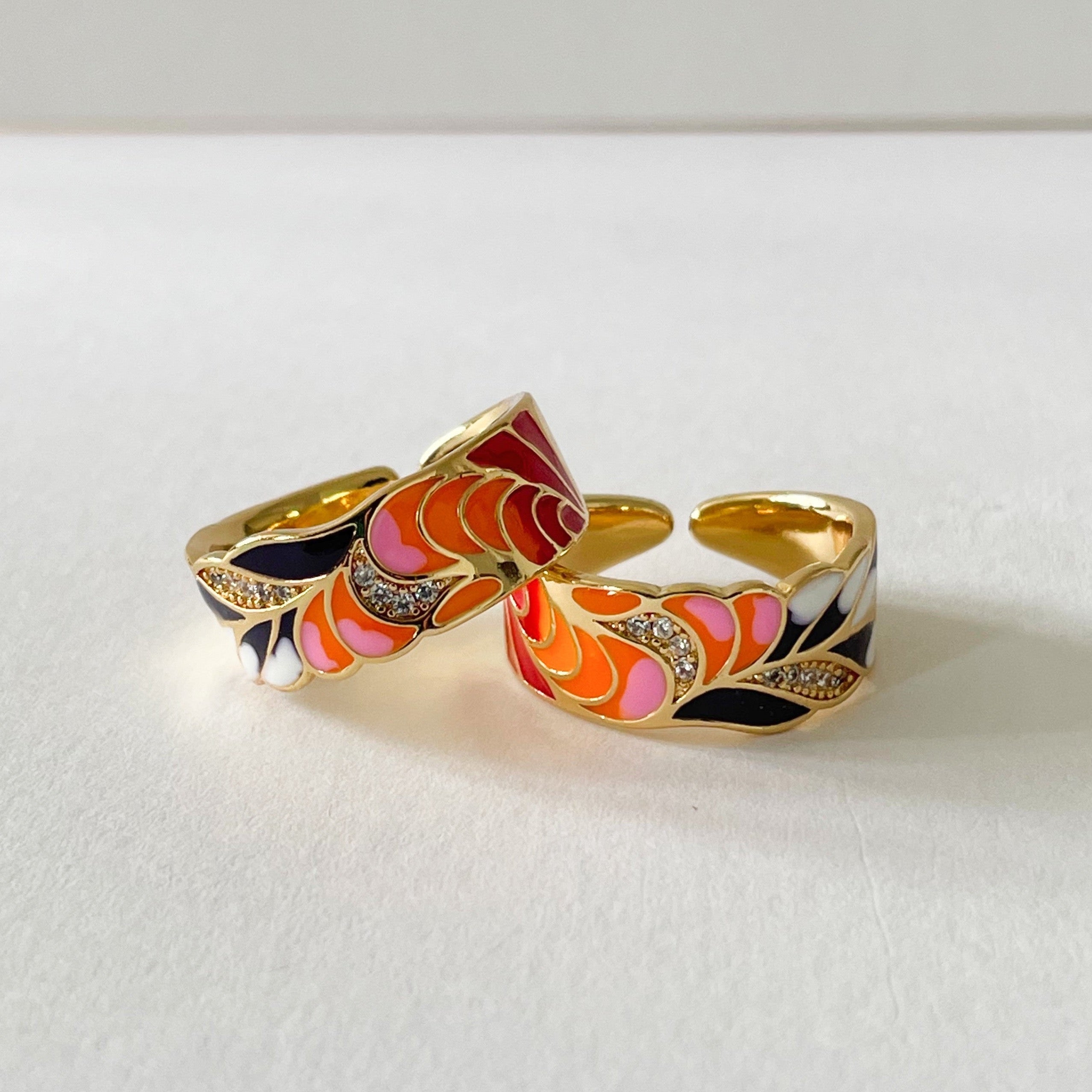 Cerelia – Verstellbarer Ring mit Korallemaillierung