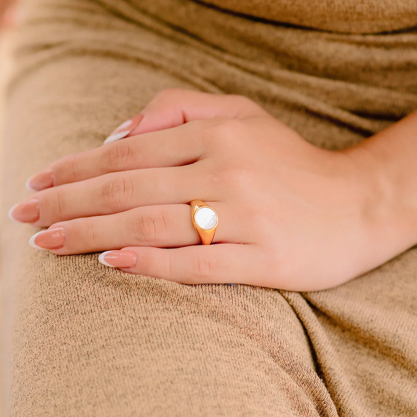 Daphne – Ring aus Gold mit Perlmutt