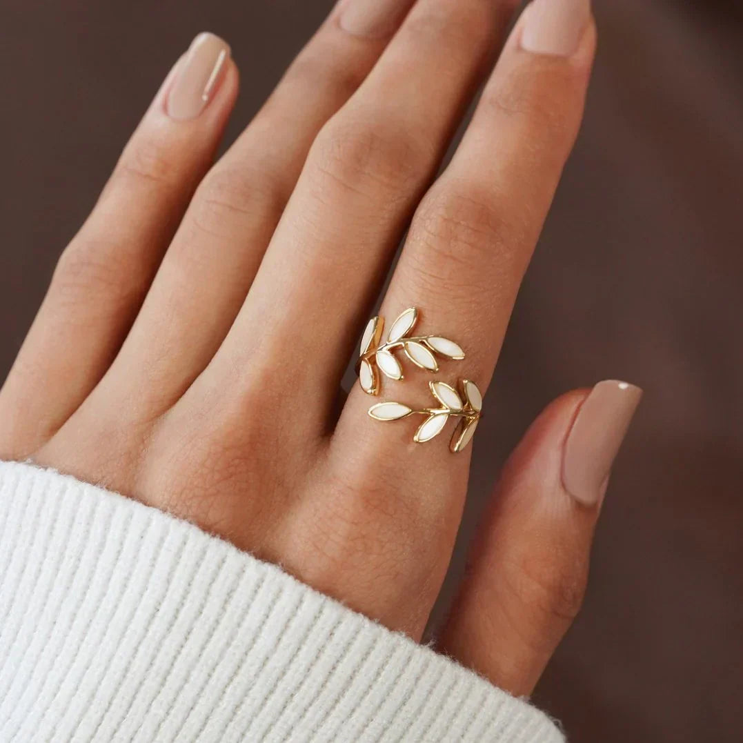 Sylvie – Offener Ring aus Silber und Weißer Opal