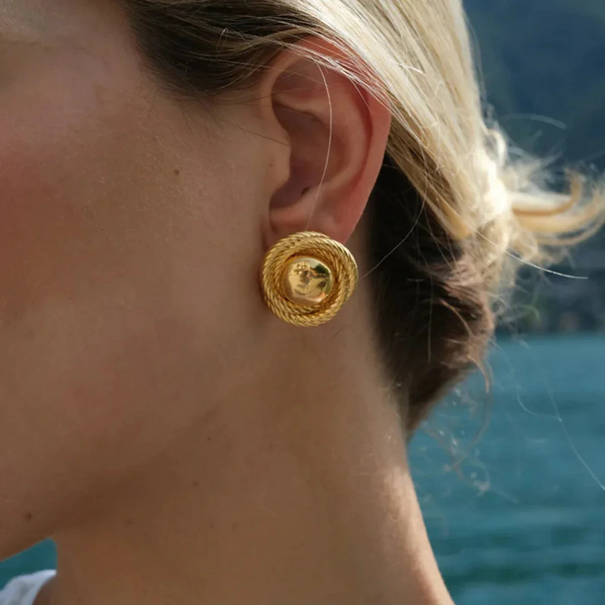 Kiyomi – Raffinierte Goldene Creolen