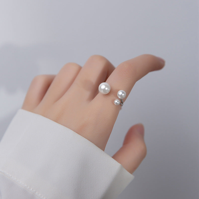 Amandine – Verstellbarer Ring mit Drei Süßwasserperlen