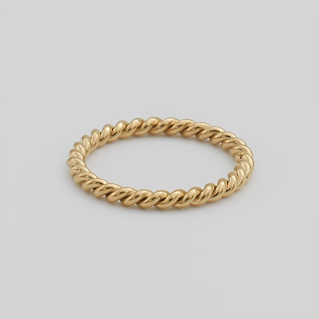 Mila – Feiner gedrehter Ring mit elegantem Design