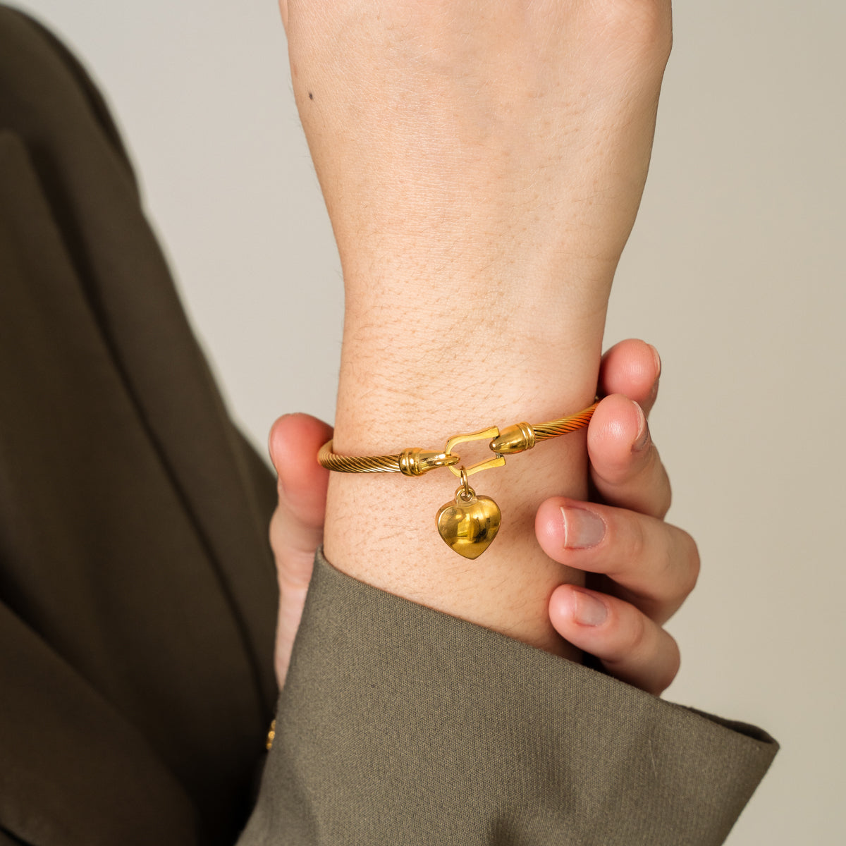 Sophie – Armband mit einem herzförmigen goldenen Anhänger