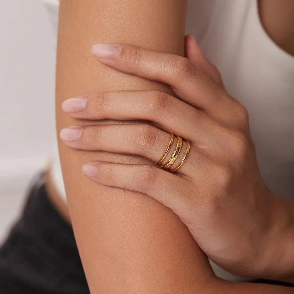 Inez – Retro Offener Ring mit Relief Drei Linien