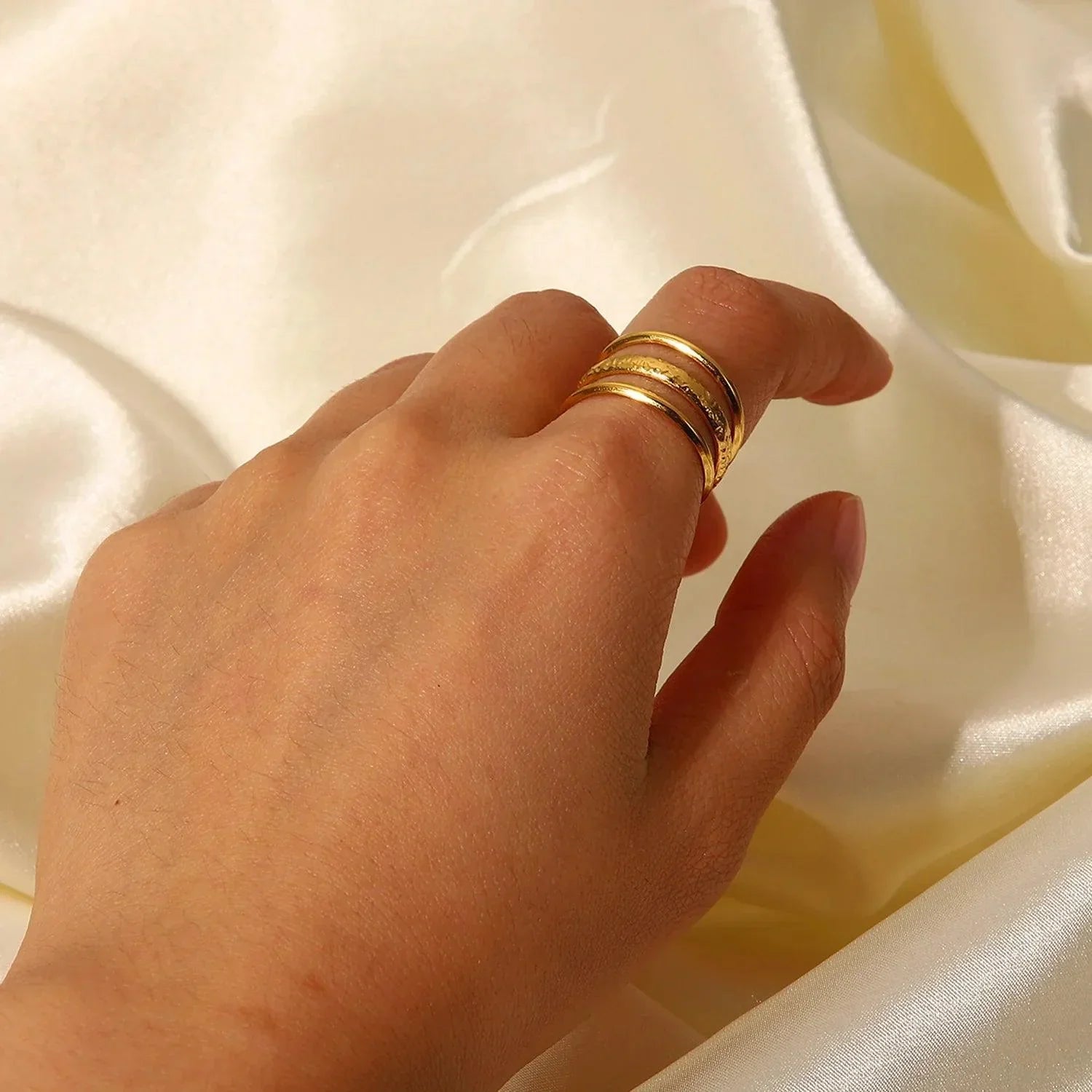 Inez – Retro Offener Ring mit Relief Drei Linien