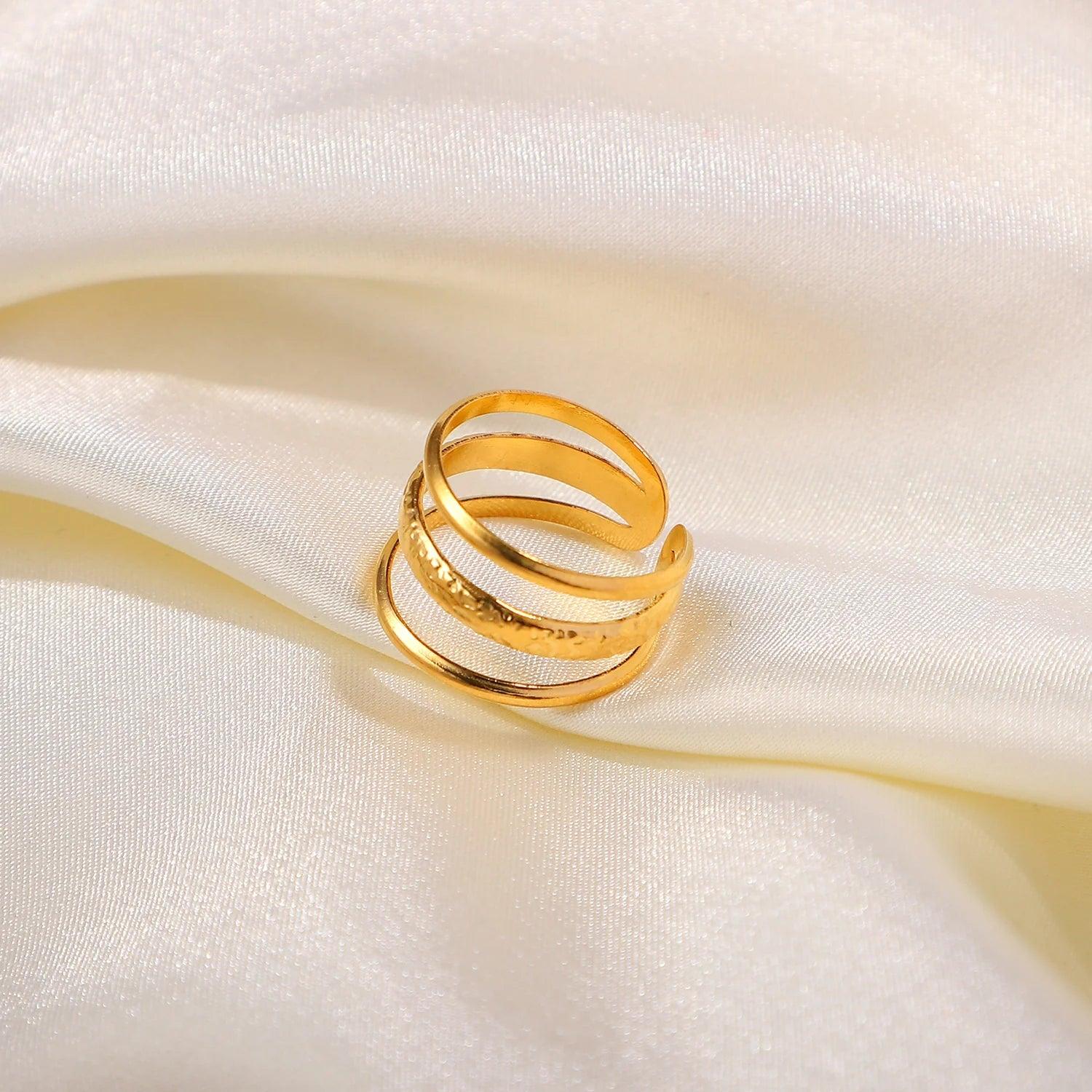 Inez – Retro Offener Ring mit Relief Drei Linien