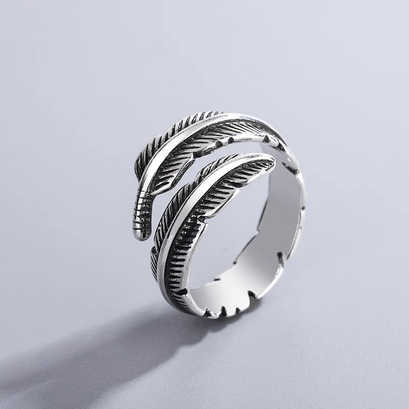 Reika – Retro-Schwarzring mit offenem Federdesign